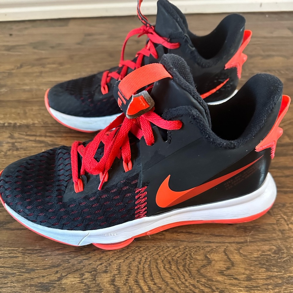 Nike LeBron Witness 5 Black and Red Basketball Shoe size 9.5 cq9380-005.